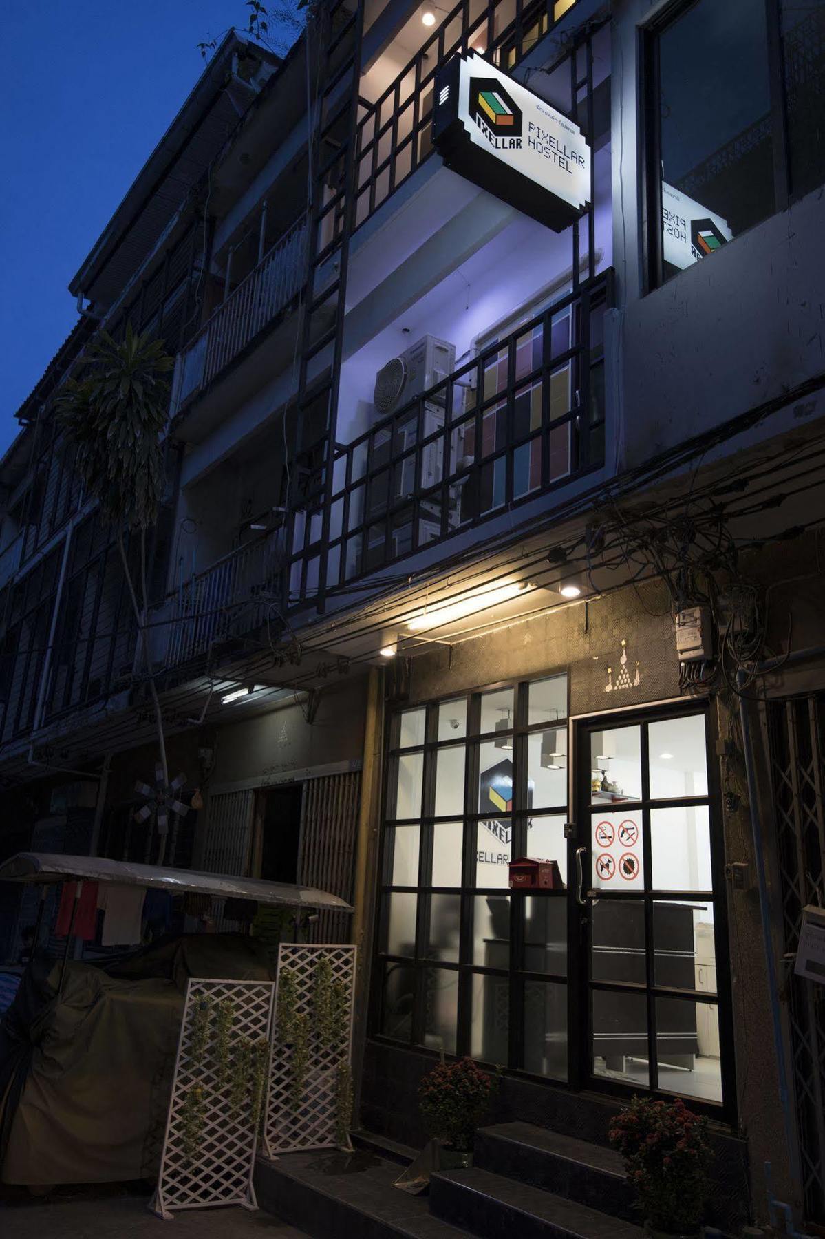 Pixellar Hostel Bangkok Exteriör bild