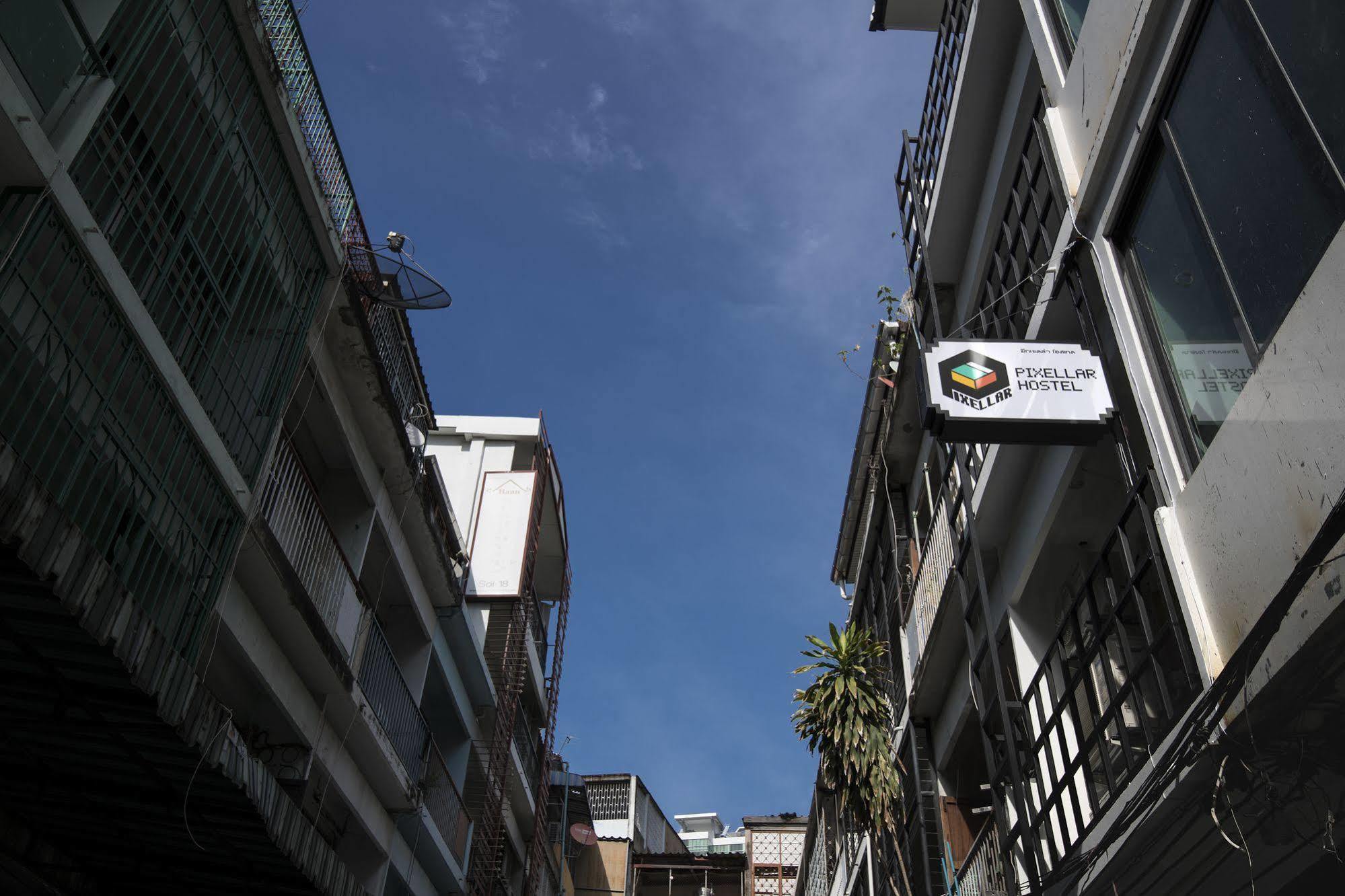 Pixellar Hostel Bangkok Exteriör bild