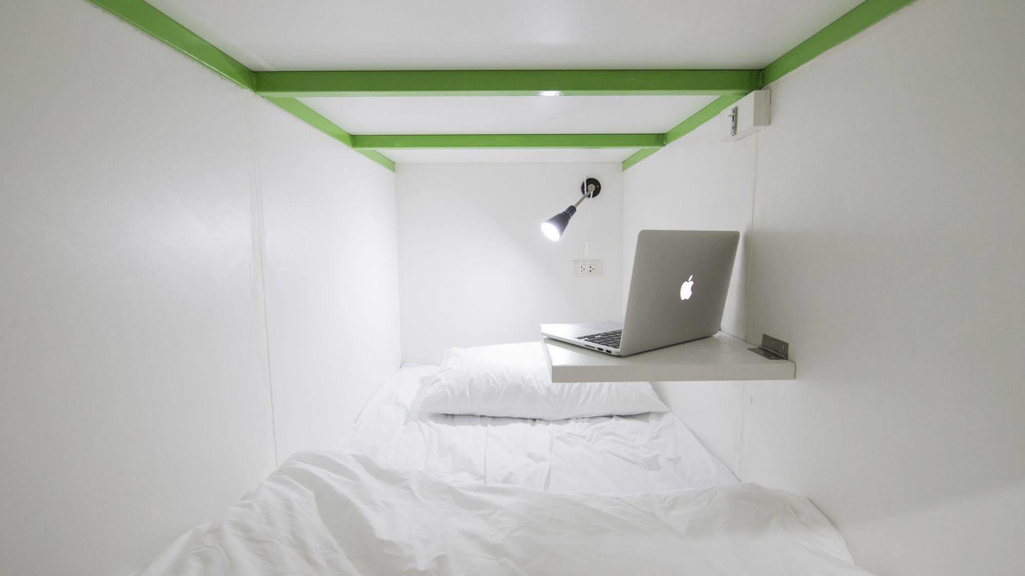 Pixellar Hostel Bangkok Exteriör bild