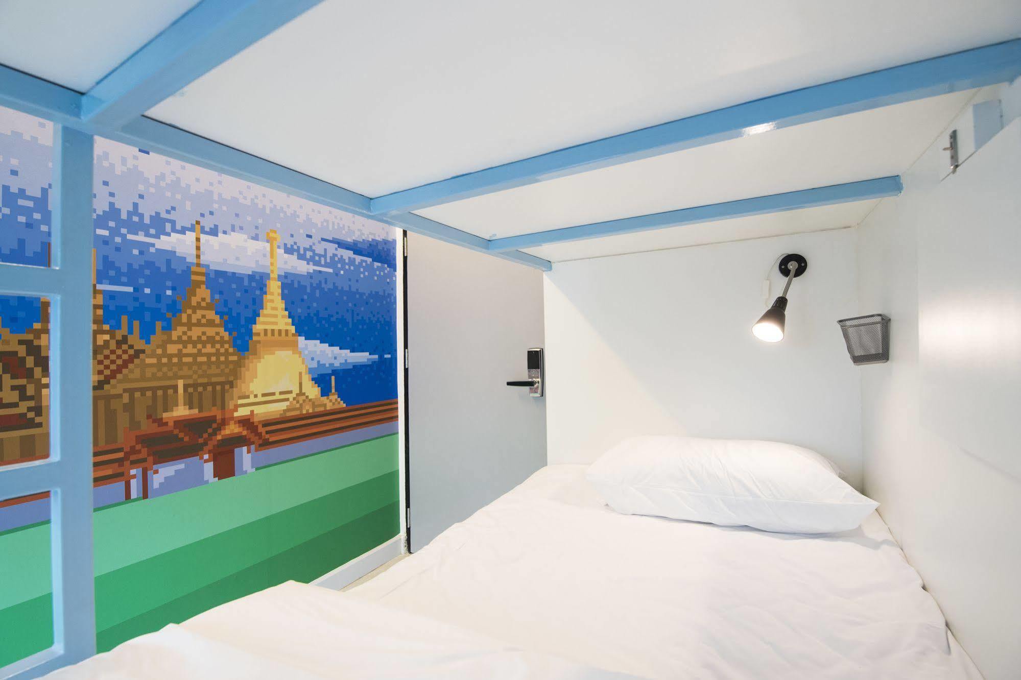 Pixellar Hostel Bangkok Exteriör bild