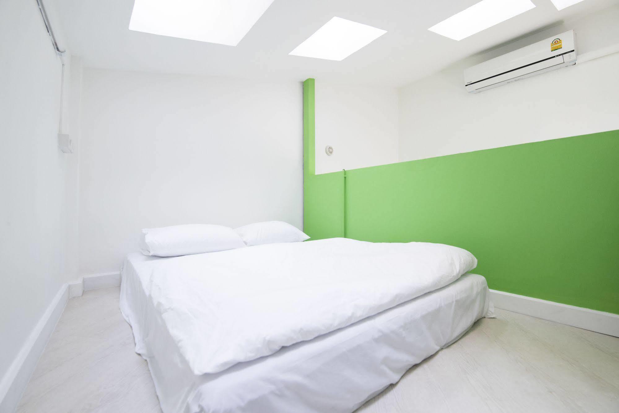 Pixellar Hostel Bangkok Exteriör bild